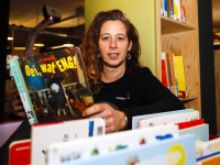 Viona tussen de boeken in de Bibliotheek Dordrecht