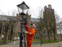 20153003-Nieuw-likje-verf-voor-340-lantaarnpalen-Grotekerksplein-Dordrecht-Tstolk-001_resize
