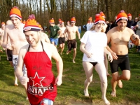 20160101-Nieuw-record-tijdens-vierde-nieuwjaarsduik-Merwelanden-Dordrecht-Tstolk-001