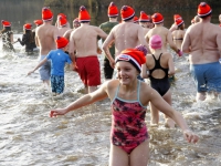 20160101-Nieuw-record-tijdens-vierde-nieuwjaarsduik-Merwelanden-Dordrecht-Tstolk-002