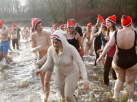 20160101-Nieuw-record-tijdens-vierde-nieuwjaarsduik-Merwelanden-Dordrecht-Tstolk-010