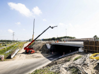 Viaduct geplaatst nieuwe weg A16 Dordrecht