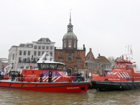 20151202-Nieuwe-blusboot-brandweer-Zuid-Holland-Zuid-gedoopt-Groothoofd-Dordrecht-Tstolk-005_resize