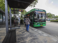 Eerste nieuwe bushokjes geplaatst Dordrecht