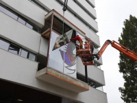 20160410 Kunstwerk 'Wind Mee' aan gevel Tomadohuis geplaatst Dordrecht Tstolk 002