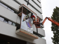 20160410 Kunstwerk \'Wind Mee\' aan gevel Tomadohuis geplaatst Dordrecht Tstolk 002