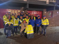 Burgemeester-reikt-nieuwe-jassen-uit-aan-leden-Wijkpreventie-Zwijndrecht