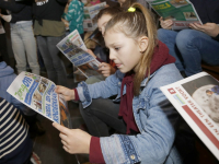 Eerste kinderkrant uitgereikt op basisschool Vest