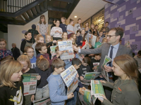 Eerste kinderkrant uitgereikt op basisschool Vest