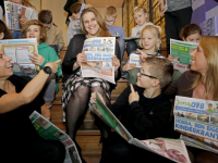 Eerste kinderkrant uitgereikt op basisschool Vest