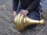 Kapotte vlaggenmast eraf gehaald Grote Kerk Dordrecht