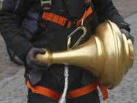 Kapotte vlaggenmast eraf gehaald Grote Kerk Dordrecht