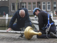 Kapotte vlaggenmast eraf gehaald Grote Kerk Dordrecht