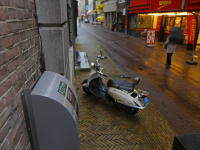 20172410-overdracht-AED-kast-stadhuis-Voorstraat-Dordrecht-Tstolk