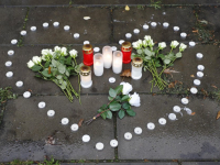 Kaarsjes en bloemen geplaatst
