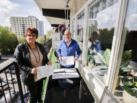 Peter baars en flatbewoonster tientallen handtekeningen opgehaald voor parkeerdek WC Sterrenburg Dordrecht