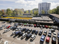 Peter baars en flatbewoonster tientallen handtekeningen opgehaald voor parkeerdek WC Sterrenburg Dordrecht