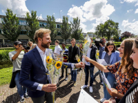 Onderwijsminister Dennis Wiersma bezoekt DevelsteinCollege op examenuitslagdag Zwijndrecht