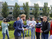 Onderwijsminister Dennis Wiersma bezoekt DevelsteinCollege op examenuitslagdag Zwijndrecht