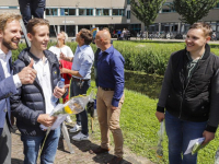 Onderwijsminister Dennis Wiersma bezoekt DevelsteinCollege op examenuitslagdag Zwijndrecht