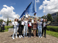 Onderwijsminister Dennis Wiersma bezoekt DevelsteinCollege op examenuitslagdag Zwijndrecht