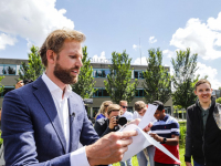 Onderwijsminister Dennis Wiersma bezoekt DevelsteinCollege op examenuitslagdag Zwijndrecht