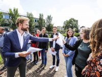 Onderwijsminister Dennis Wiersma bezoekt DevelsteinCollege op examenuitslagdag Zwijndrecht