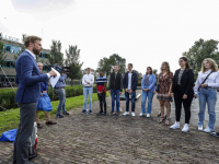 Onderwijsminister Dennis Wiersma bezoekt DevelsteinCollege op examenuitslagdag Zwijndrecht