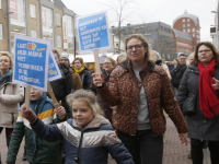 Onderwijzers in optocht door binnenstad Dordrecht