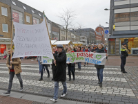 Onderwijzers in optocht door binnenstad Dordrecht