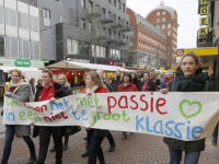 Onderwijzers in optocht door binnenstad Dordrecht