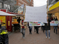 Onderwijzers in optocht door binnenstad Dordrecht