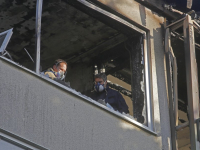 Politie en brandweer onderzoeken de oorzaak van de flatwoning aan de W.H. Vliegenstraat