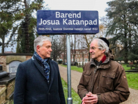 Onthulling officiële straatnaam Barend Katanpad op Begraafplaats Essenhof door Wethouder Merx en de heer Martijn Katan Dordrecht