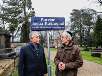 Onthulling officiële straatnaam Barend Katanpad op Begraafplaats Essenhof door Wethouder Merx en de heer Martijn Katan Dordrecht