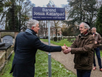 Onthulling officiële straatnaam Barend Katanpad op Begraafplaats Essenhof door Wethouder Merx en de heer Martijn Katan Dordrecht