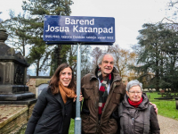 Onthulling officiële straatnaam Barend Katanpad op Begraafplaats Essenhof door Wethouder Merx en de heer Martijn Katan Dordrecht