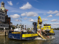 Uitgebrande boot weg uit haven