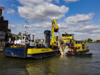 Uitgebrande boot weg uit haven