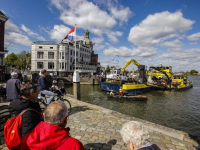 Uitgebrande boot weg uit haven