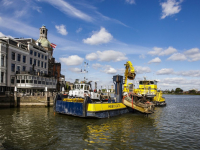 Uitgebrande boot weg uit haven