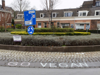 Op straat geschreven protest tegen het eten van vlees Rotonde Spuiweg Dordrecht