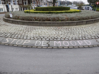 Op straat geschreven protest tegen het eten van vlees Rotonde Spuiweg Dordrecht