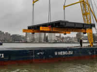 Eerste brugdeel van gerestaureerde Engelenburgerbrug terug op zijn plek Dordrecht