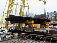 Eerste brugdeel van gerestaureerde Engelenburgerbrug terug op zijn plek Dordrecht