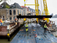 Eerste brugdeel van gerestaureerde Engelenburgerbrug terug op zijn plek Dordrecht