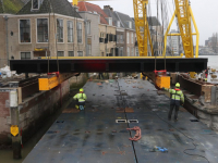 Eerste brugdeel van gerestaureerde Engelenburgerbrug terug op zijn plek Dordrecht