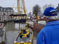 Eerste brugdeel van gerestaureerde Engelenburgerbrug terug op zijn plek Dordrecht