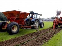 20151008-Aanleg-kunstgrasveld-Oranje-Wit-van-start-Dordrecht-Tstolk-001