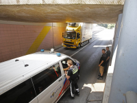 Vrachtwagen klem in blauwe tunnel